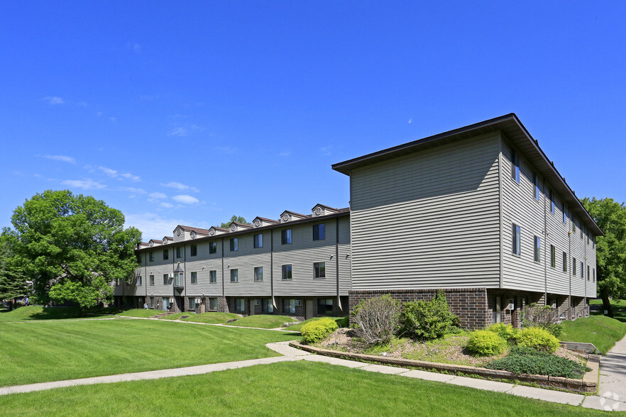 1812 16th St SE, Saint Cloud, MN for sale - Primary Photo - Image 1 of 1