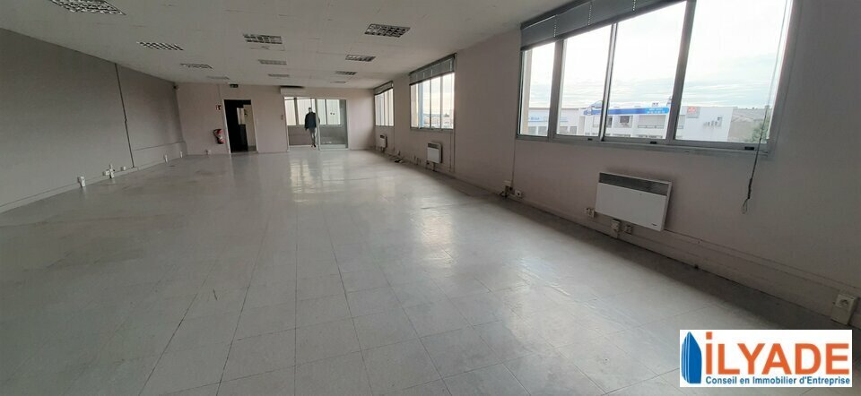 Office in Vitrolles for lease - Interior Photo - Image 2 of 5