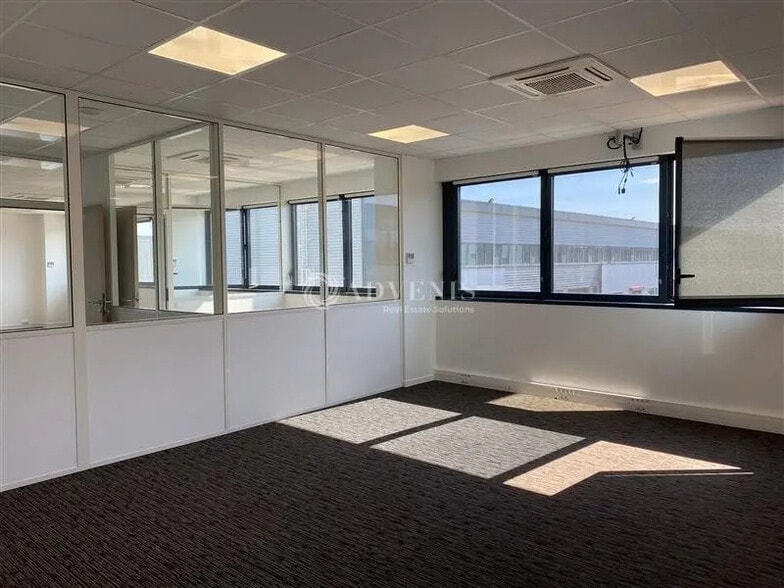 Office in Meyzieu for lease - Building Photo - Image 3 of 5