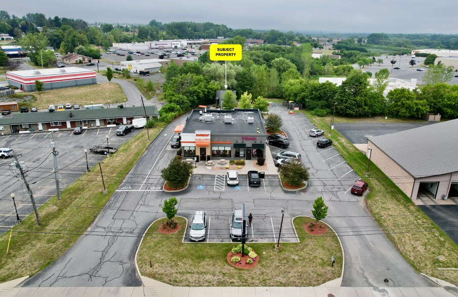 8471 Seneca Tpke, New Hartford, NY à louer - Photo du bâtiment - Image 2 de 2