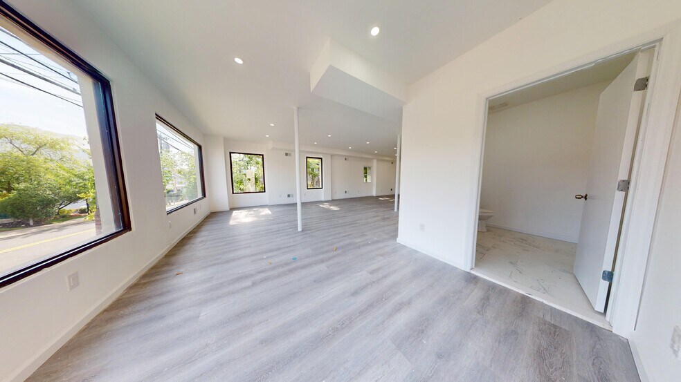 3880 Amboy Rd, Staten Island, NY for lease - Building Photo - Image 1 of 2