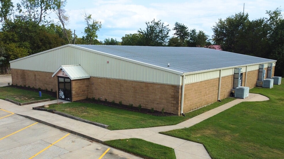 1604 W Acorn Dr, Rogers, AR for lease - Primary Photo - Image 1 of 13