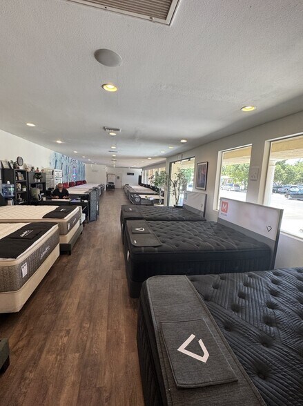 799 E Thousand Oaks Blvd, Thousand Oaks, CA à louer - Photo du bâtiment - Image 3 de 4