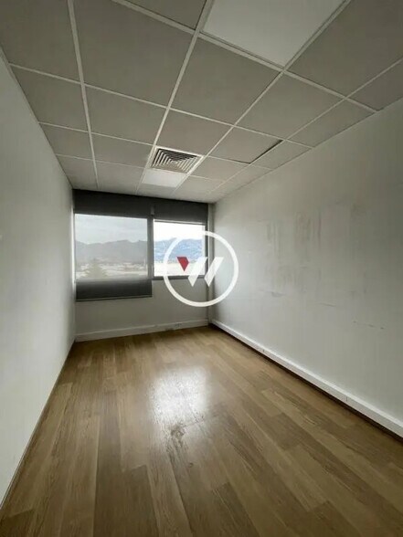 Office in Aubagne for lease - Interior Photo - Image 2 of 9