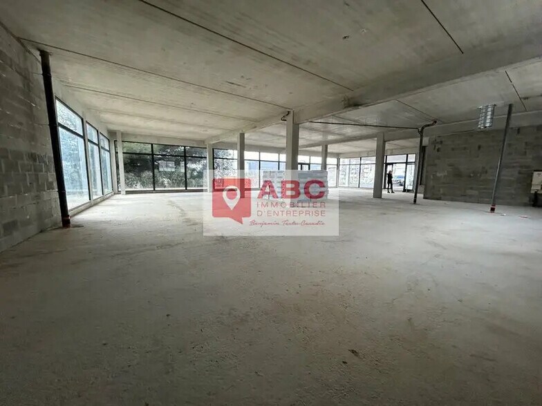 Retail in Lattes for lease - Building Photo - Image 2 of 5