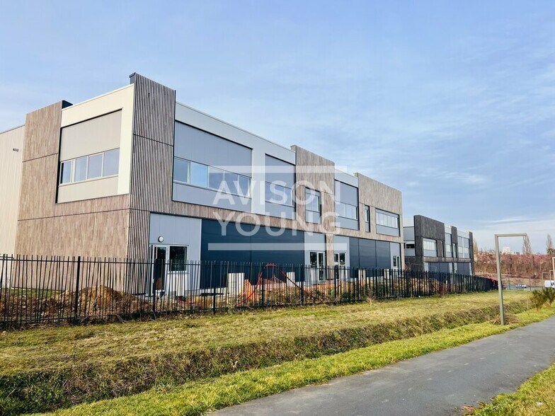 Flex in Louvres for sale - Building Photo - Image 1 of 13