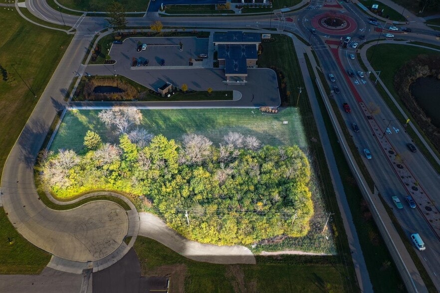 1875 Rath Lane Ln, Oshkosh, WI for sale - Building Photo - Image 3 of 5