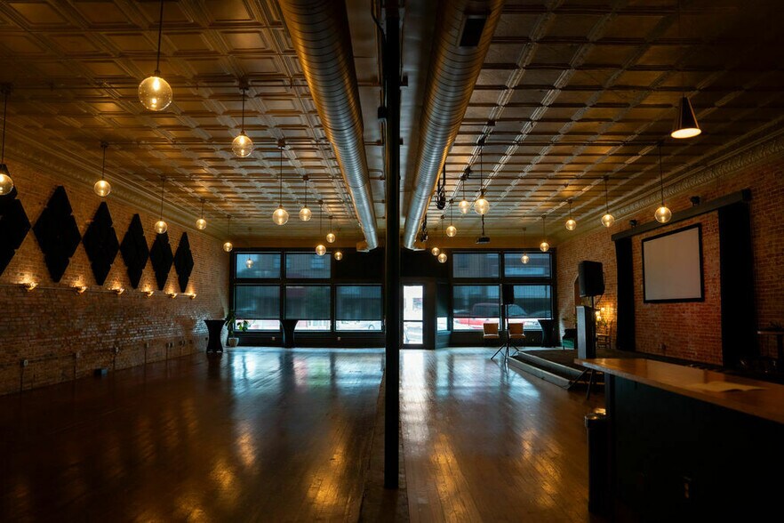 1206 Main Ave, Crete, NE à vendre - Photo du bâtiment - Image 3 de 9