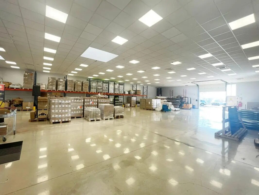 Retail in Marseille for lease Interior Photo- Image 1 of 5