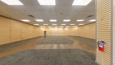 300-360 Commonwealth Dr, Wytheville, VA for lease Interior Photo- Image 2 of 12