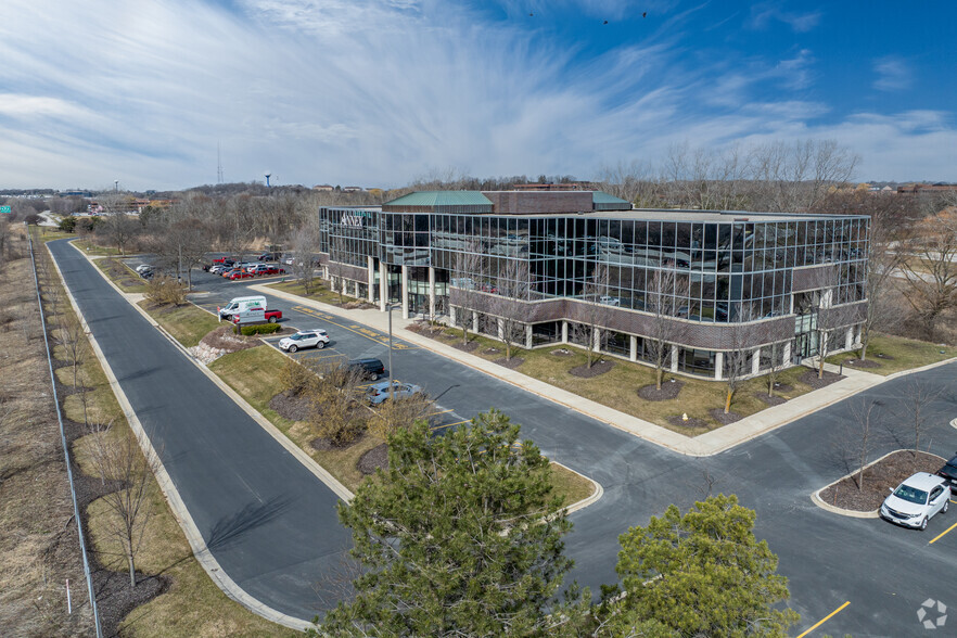 17950 W Corporate Dr, Brookfield, WI for lease - Building Photo - Image 1 of 5