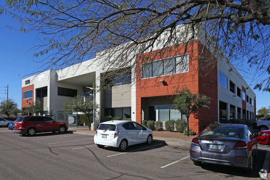 3230 E Broadway Rd, Phoenix, AZ à louer - Photo du bâtiment - Image 3 de 7