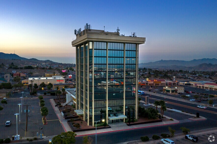 6006 N Mesa St, El Paso, TX à louer - Photo du bâtiment - Image 2 de 7