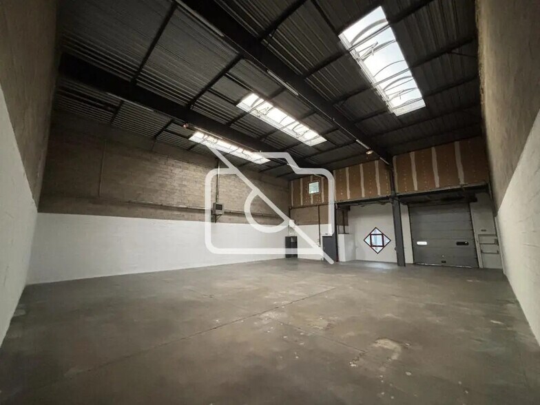Industrial in Élancourt for lease - Interior Photo - Image 3 of 15