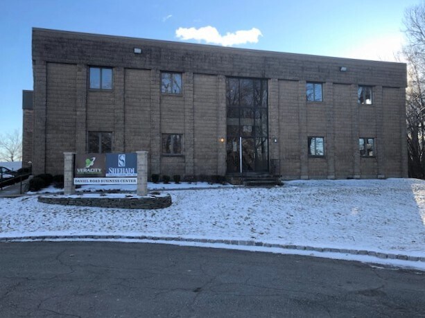 23 Daniel Rd, Fairfield, NJ à louer - Photo du bâtiment - Image 2 de 10