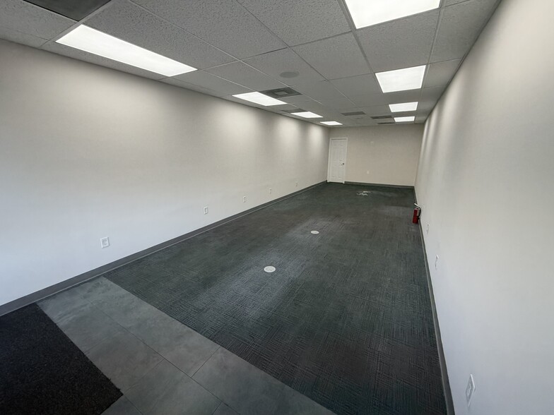 601-625 SW 57th Ave, Miami, FL for lease - Interior Photo - Image 2 of 12