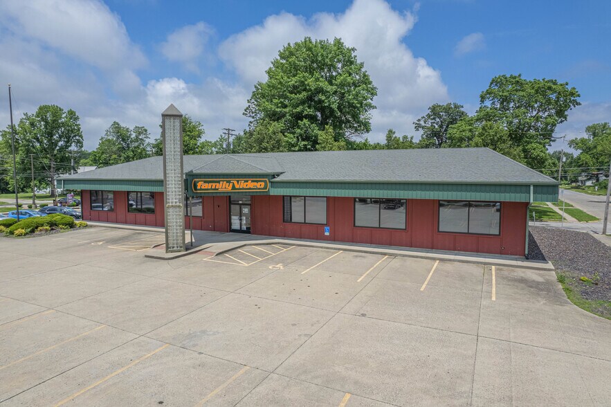 912 E Main St, Olney, IL à louer - Photo du bâtiment - Image 2 de 7