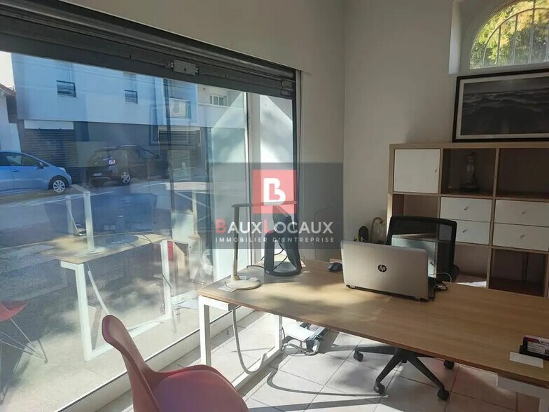 Retail in Salon-de-Provence for lease - Interior Photo - Image 2 of 5