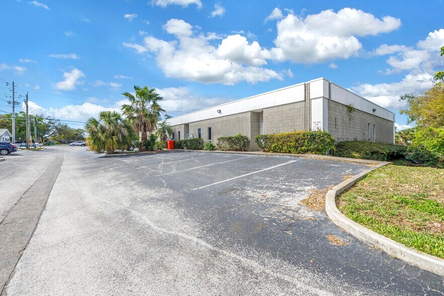 9911 Seminole Blvd, Seminole, FL for lease - Building Photo - Image 3 of 12