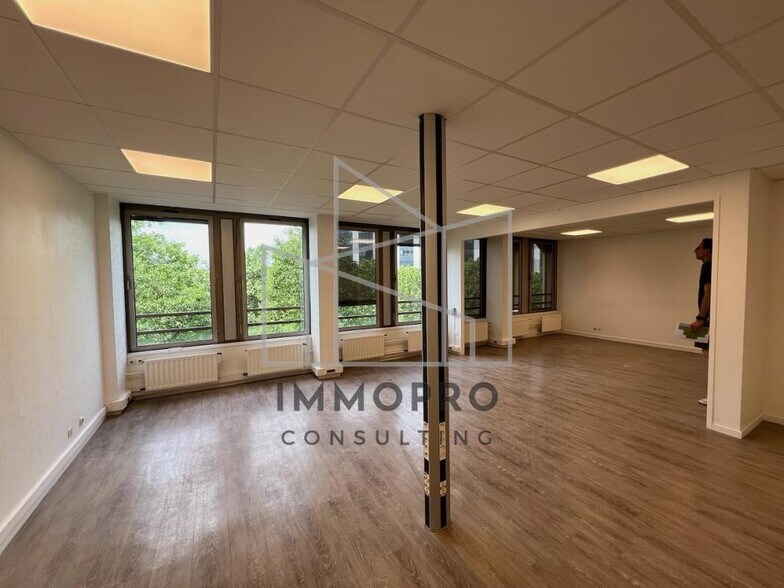 Office in Rouen for lease - Building Photo - Image 3 of 12