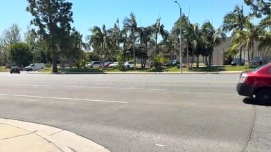 3401-3419 W MacArthur Blvd, Santa Ana, CA à louer - Vidéo sur l’inscription commerciale 