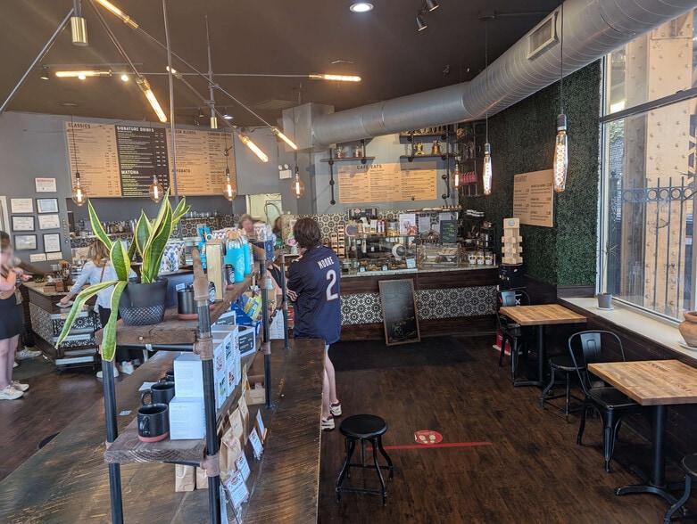 1912 N Western Ave, Chicago, IL for lease - Interior Photo - Image 2 of 16