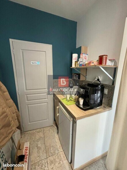 Retail in Saint-Chamas for lease - Interior Photo - Image 2 of 3