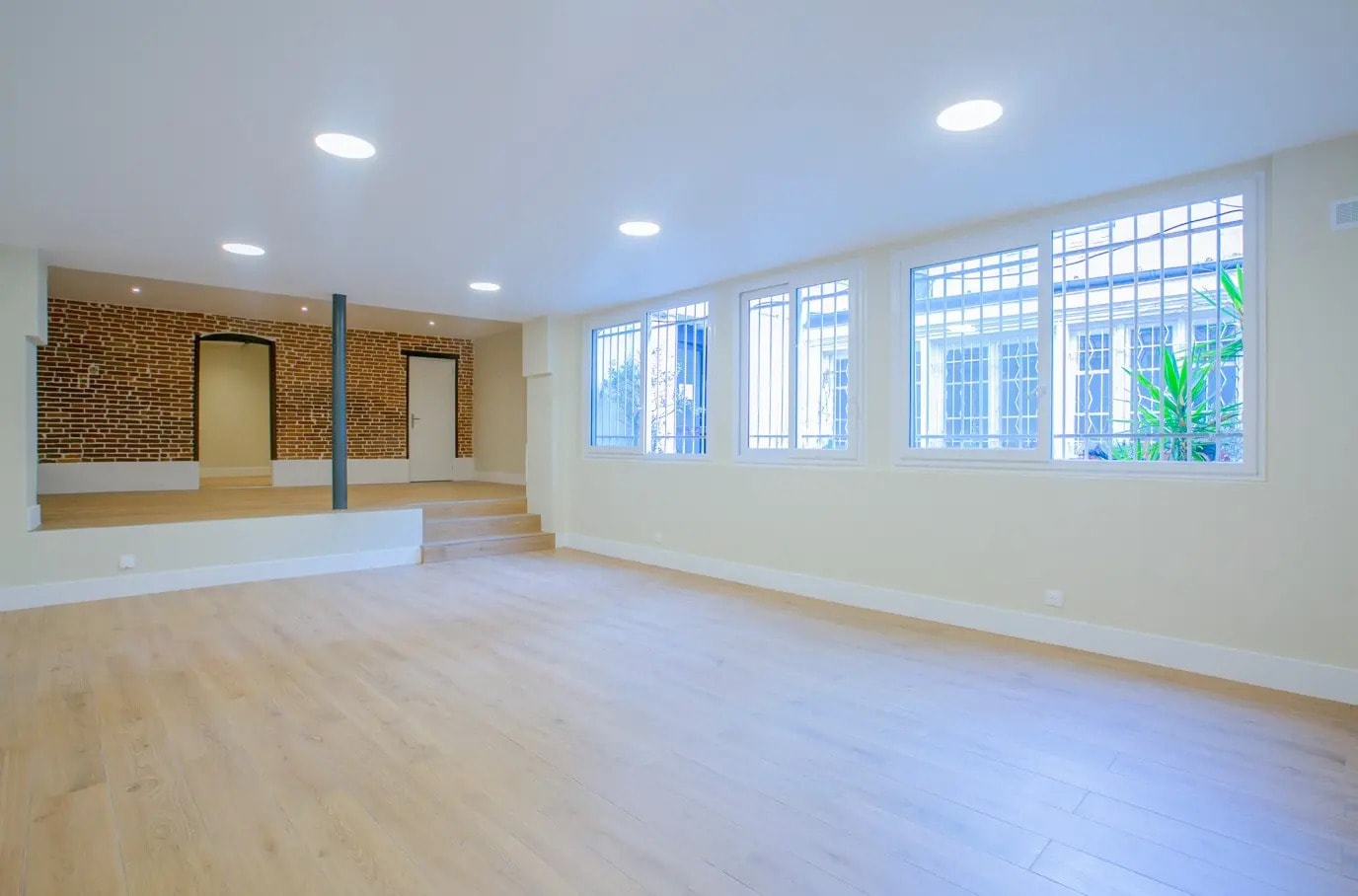 104 Rue De La Folie-Méricourt, Paris for sale Interior Photo- Image 1 of 17