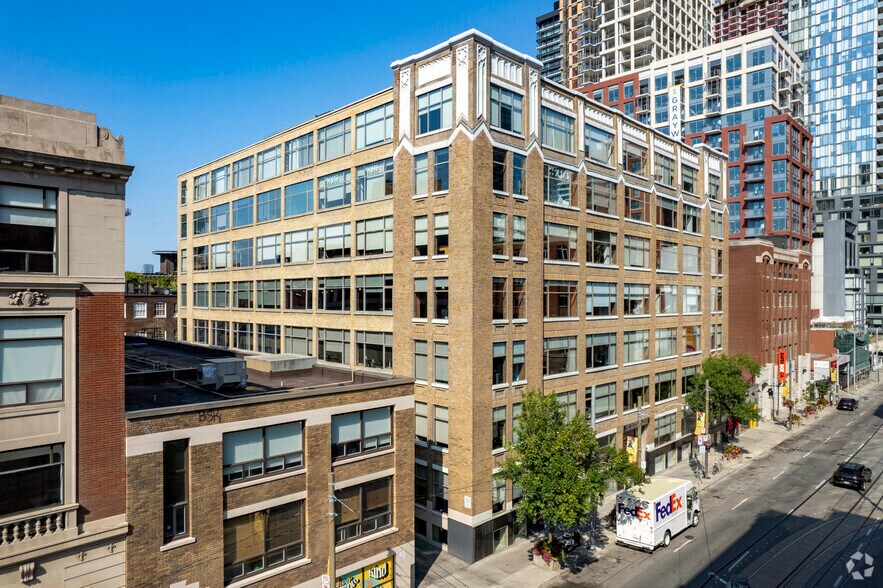 366 Adelaide St W, Toronto, ON à louer - Photo du bâtiment - Image 2 de 2