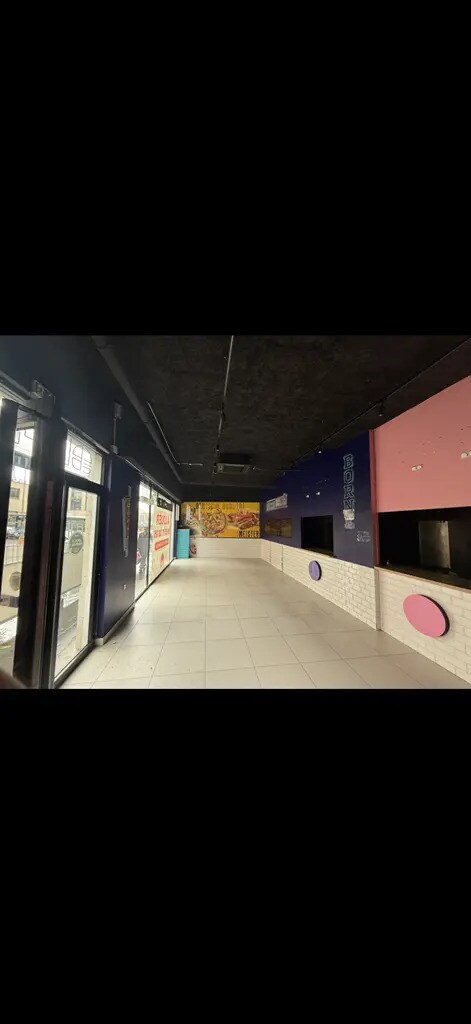 Retail in Saint-Ouen-sur-Seine for lease Interior Photo- Image 1 of 9
