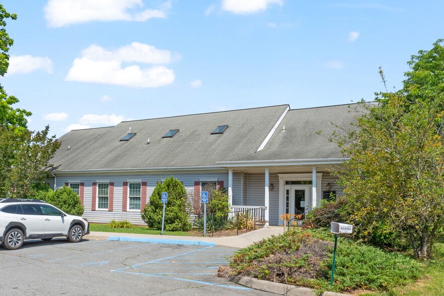 Prime Medical Office Investment portfolio of 2 properties for sale on LoopNet.ca - Building Photo - Image 2 of 33