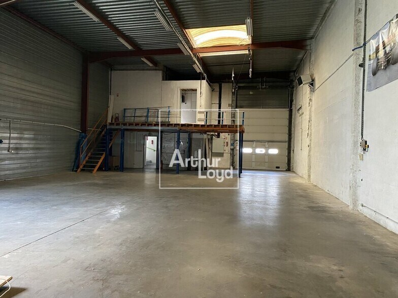 Flex in Sainte-Geneviève-des-Bois for sale - Building Photo - Image 3 of 5