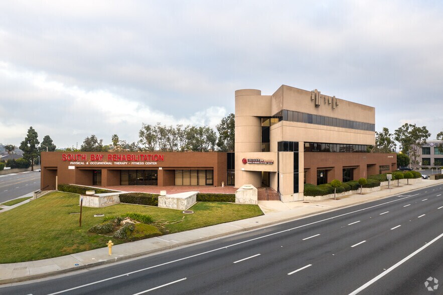 23133 Hawthorne Blvd, Torrance, CA à louer - Photo du bâtiment - Image 2 de 10