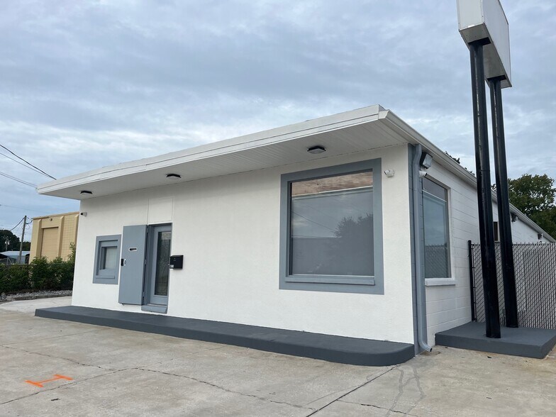 411 Clearlake Rd, Cocoa, FL à louer - Photo du bâtiment - Image 2 de 17