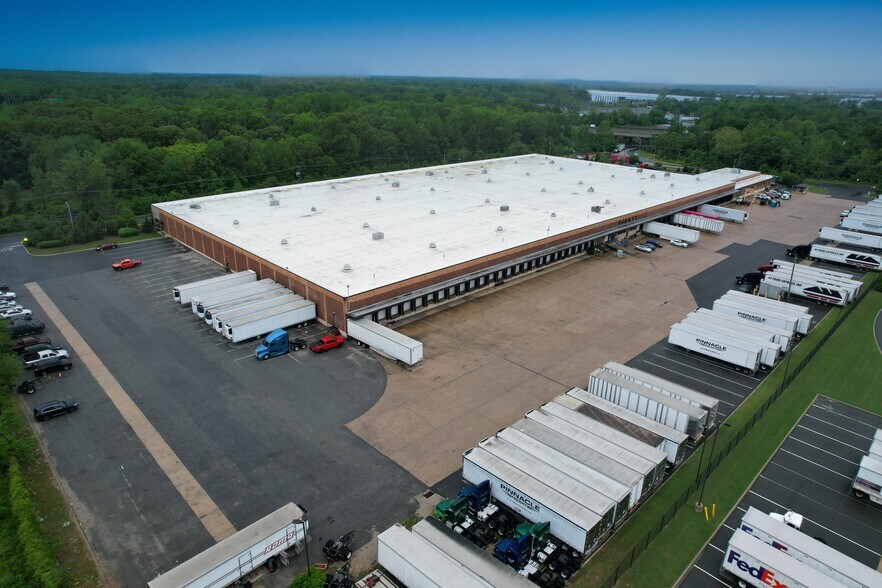 500 Cedar Ln, Florence, NJ à louer - Photo du bâtiment - Image 2 de 3