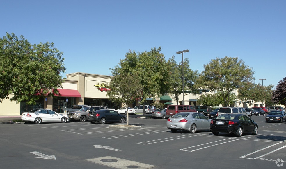3501 McHenry Ave, Modesto, CA à louer - Photo du bâtiment - Image 2 de 5