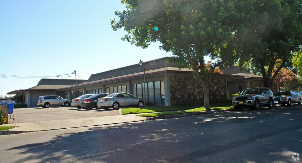1035 W Robinhood Dr, Stockton, CA à louer - Photo du bâtiment - Image 3 de 14