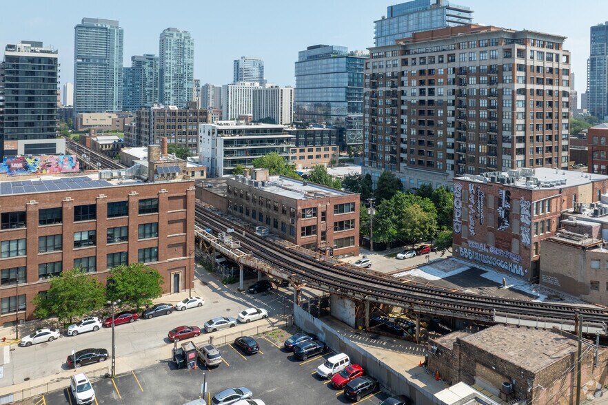 314 W Institute Pl, Chicago, IL à louer - Photo du bâtiment - Image 3 de 10