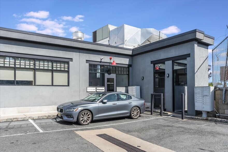 7 N Willow St, Montclair, NJ à louer - Photo du bâtiment - Image 3 de 3