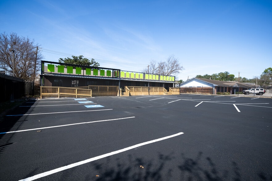 2534 Walnut Bend Ln, Houston, TX for sale - Building Photo - Image 2 of 31