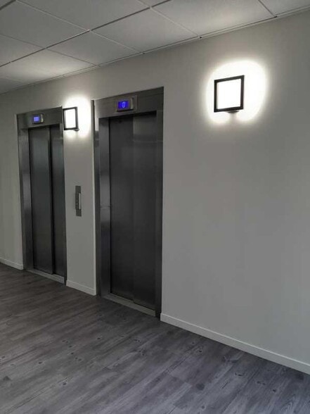 18 Rue Grange Dame Rose, Vélizy-Villacoublay for lease - Lobby - Image 1 of 20