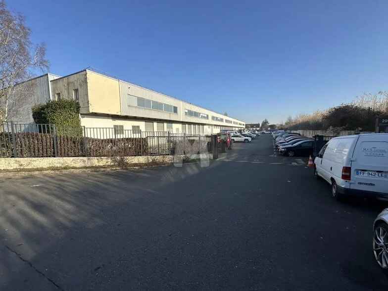 Office in Morangis for lease - Building Photo - Image 1 of 9