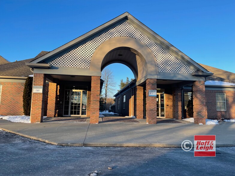 809 White Pond Dr, Akron, OH à louer - Photo du bâtiment - Image 2 de 8