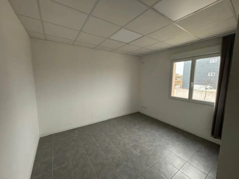 Retail in Fos-sur-Mer for lease - Building Photo - Image 2 of 5