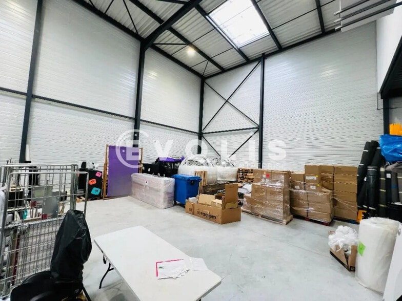 Flex in Vaires-sur-Marne for lease - Interior Photo - Image 1 of 6