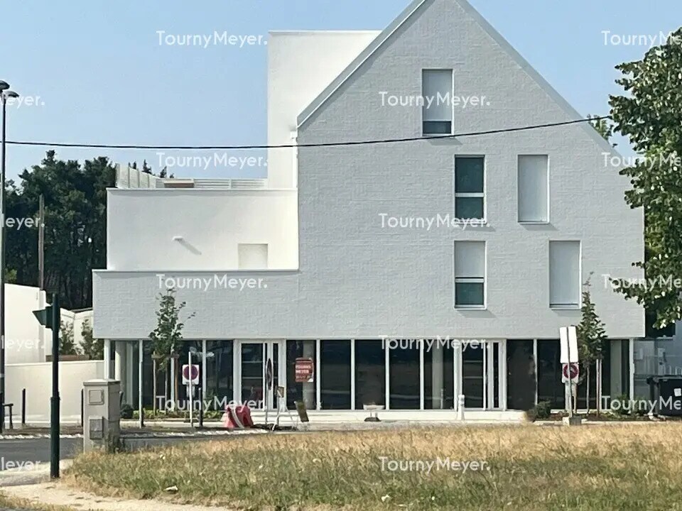 Retail in Bordeaux for lease Building Photo- Image 1 of 4