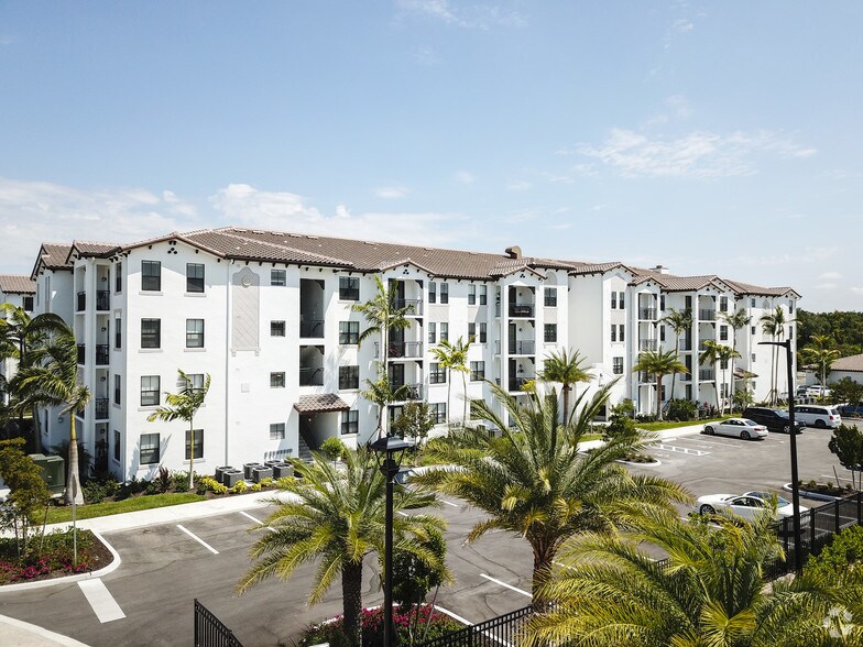 8633 Addison Place Cir, Naples, FL à vendre - Photo principale - Image 1 de 82