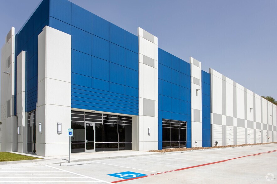 8903 Warehouse Center Dr, Humble, TX à louer - Photo du bâtiment - Image 3 de 6