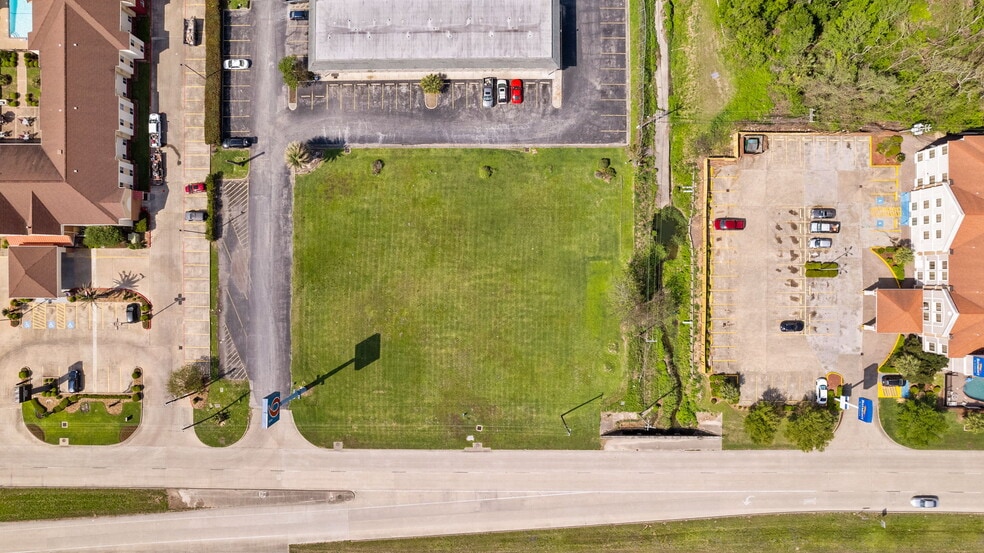 1000 Highway 332, Clute, TX for sale - Primary Photo - Image 1 of 12