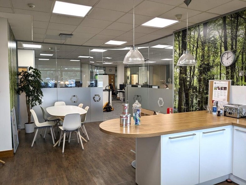 Old Portsmouth Rd, Guildford for lease - Interior Photo - Image 2 of 4